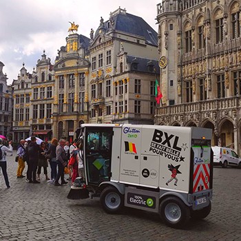 De stad Brussel neemt haar straatveegmachine Glutton® Zen® in ontvangst